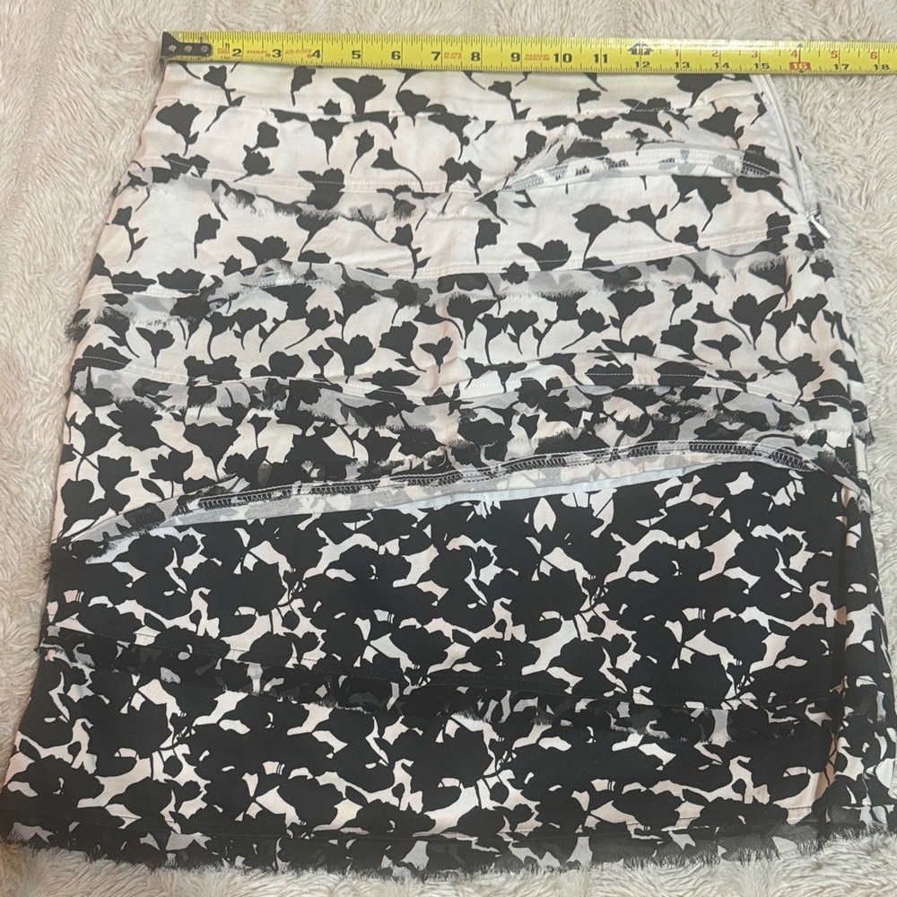 White House Black Market Black and White Patterned Mini Skirt - Picture 5 of 9